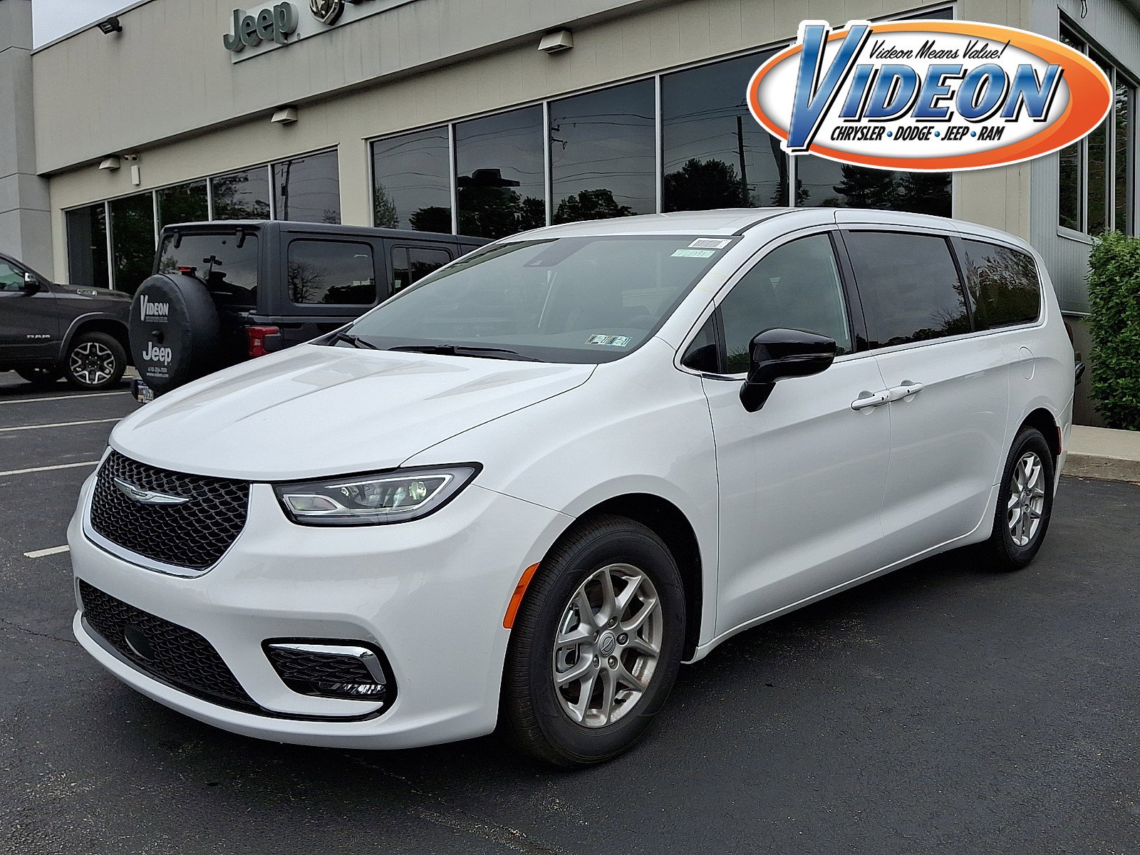 New 2026 Chrysler Pacifica Select