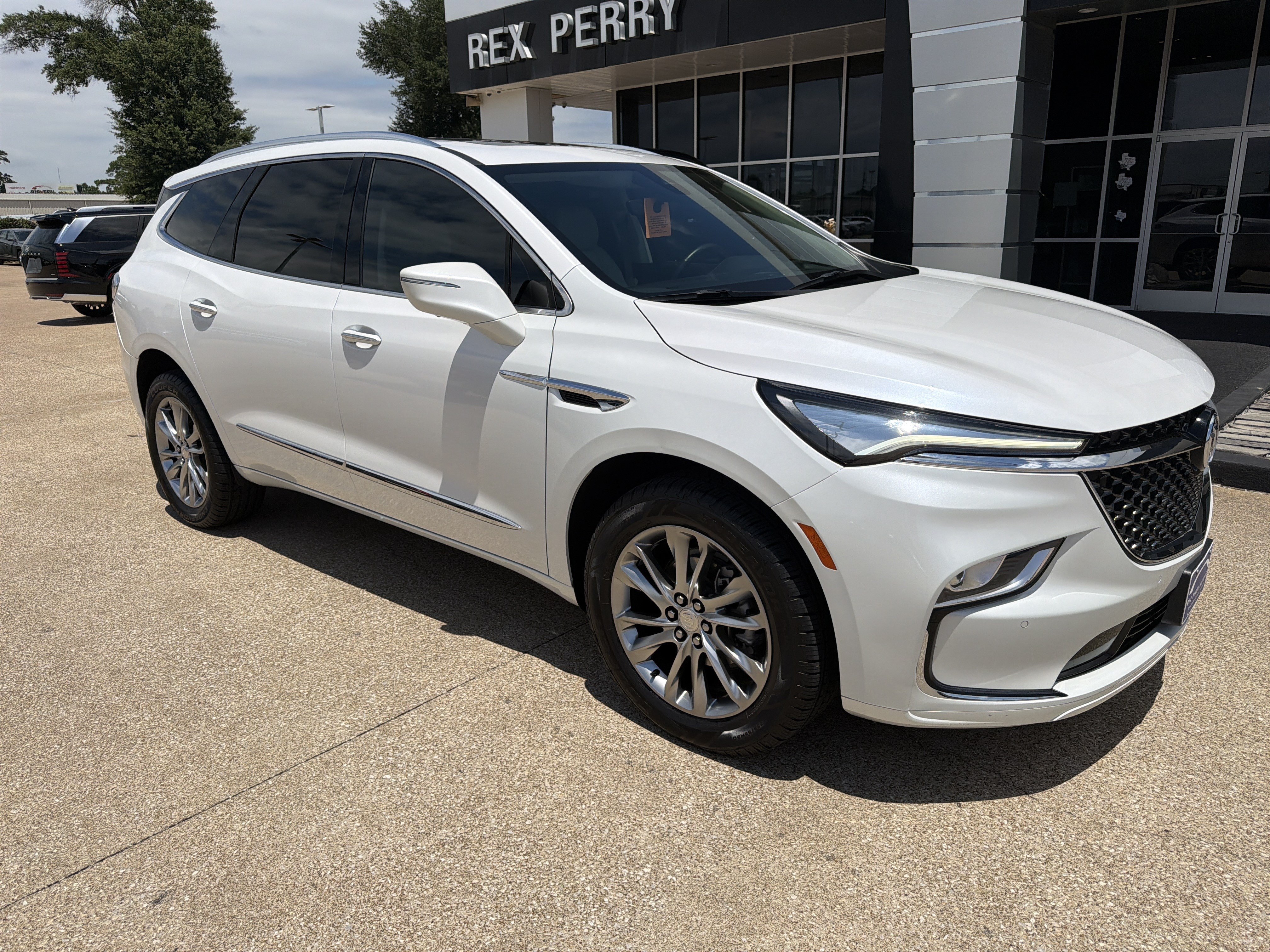Used 2022 Buick Enclave Avenir FWD image 2