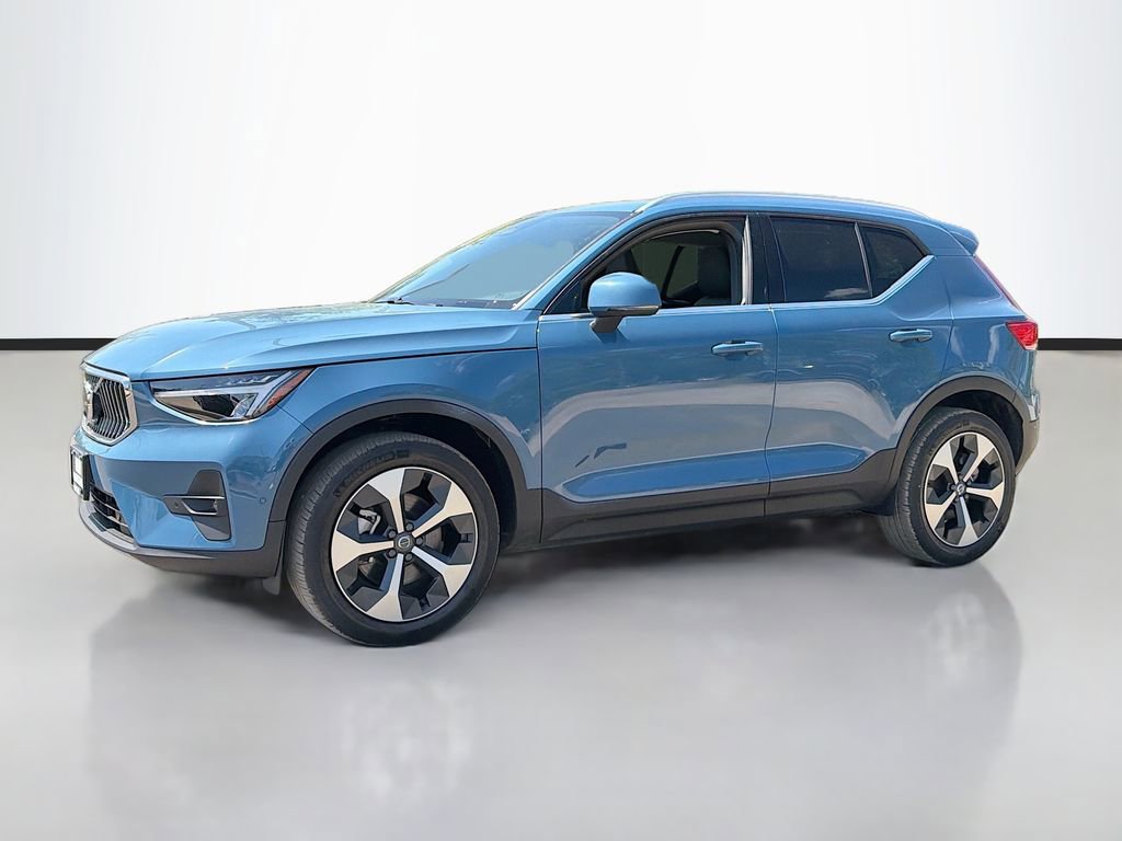Used 2025 Volvo XC40 B5 Plus image 3