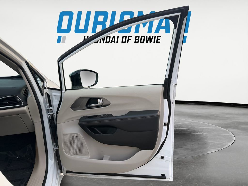 Used 2024 Chrysler Pacifica Touring-L image 16