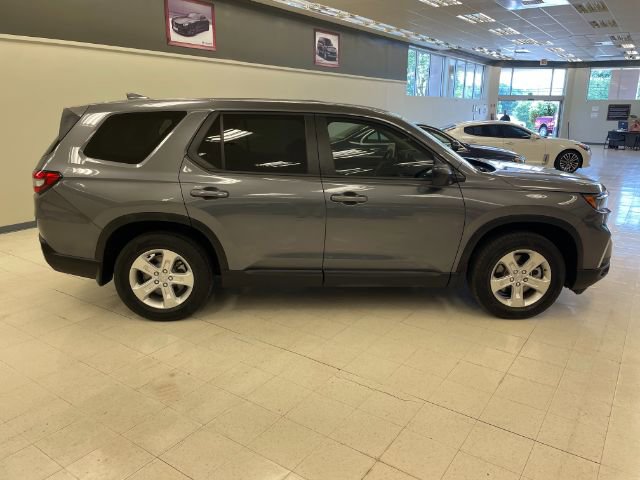 Used 2024 Honda Pilot LX image 4