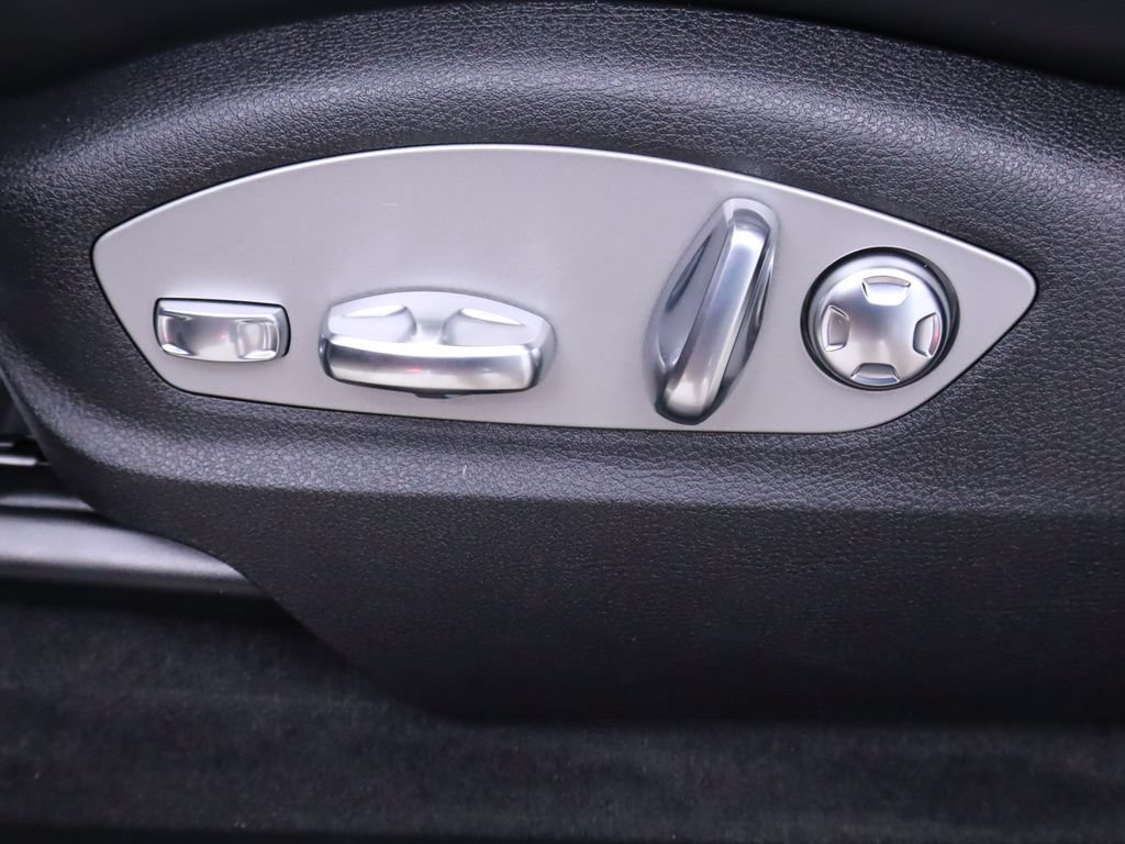 Certified 2025 Porsche Macan AWD/4WD image 39
