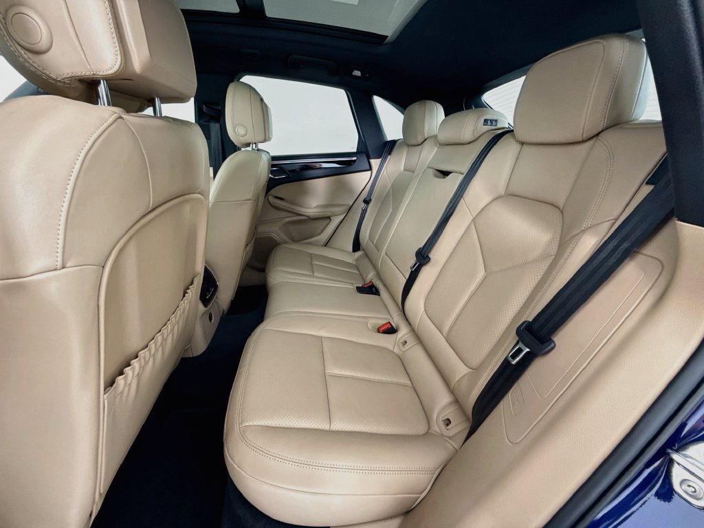 Certified 2025 Porsche Macan AWD/4WD image 23
