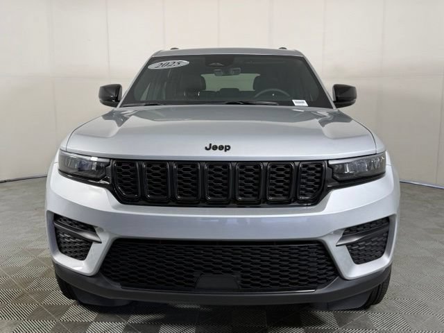 Used 2025 Jeep Grand Cherokee Altitude RWD image 11