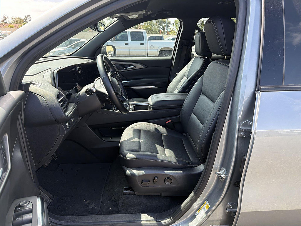 Used 2025 Chevrolet Traverse LT AWD/4WD image 6