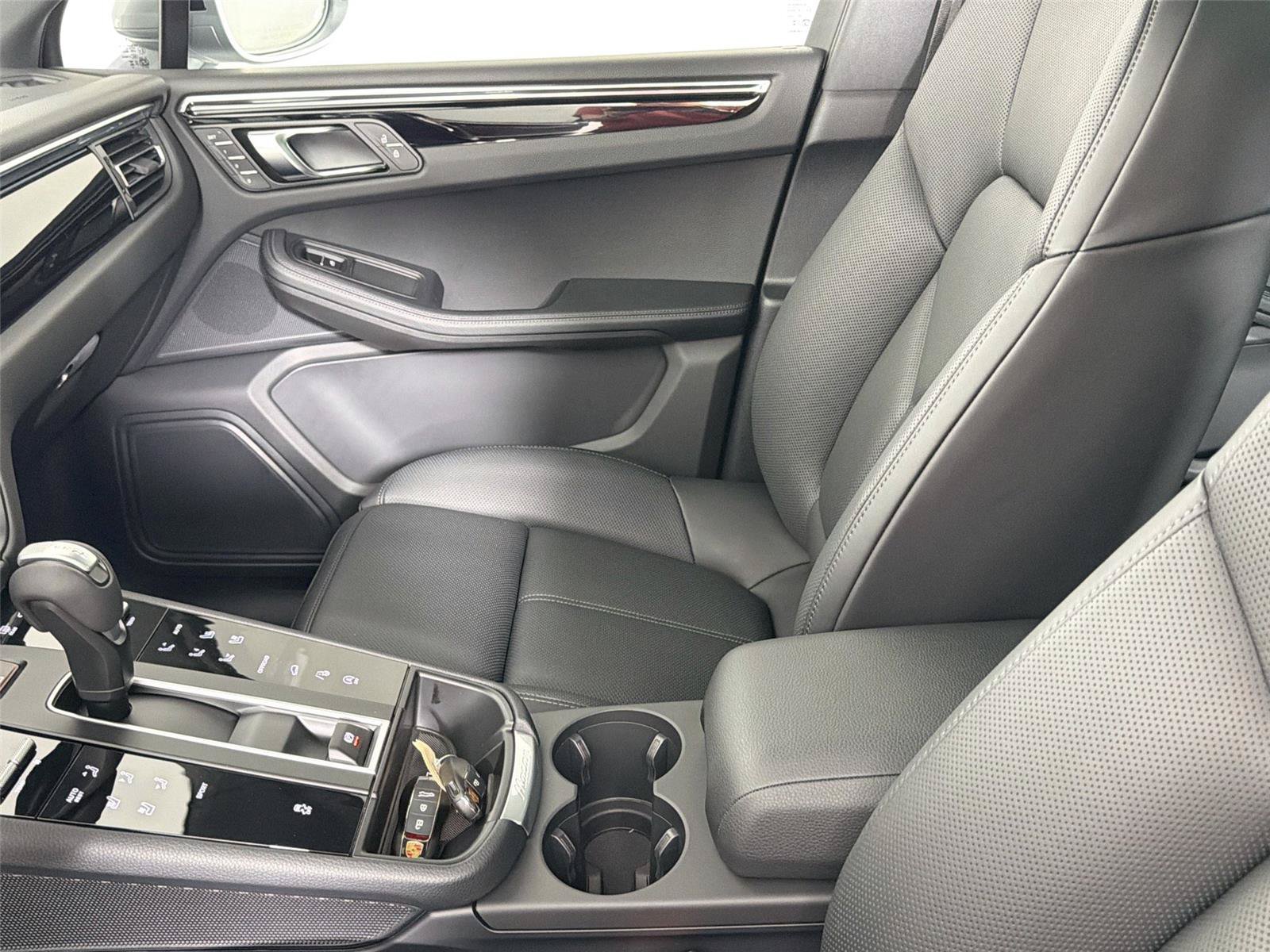 Certified 2026 Porsche Macan Turbo AWD/4WD image 30