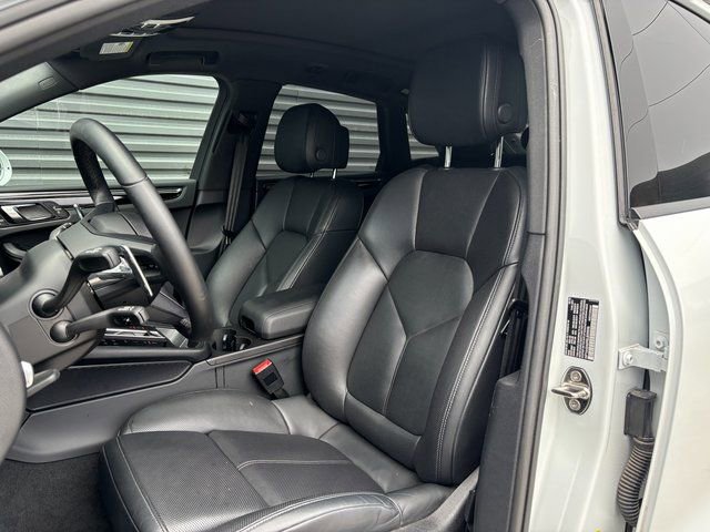 Used 2025 Porsche Macan AWD/4WD image 5