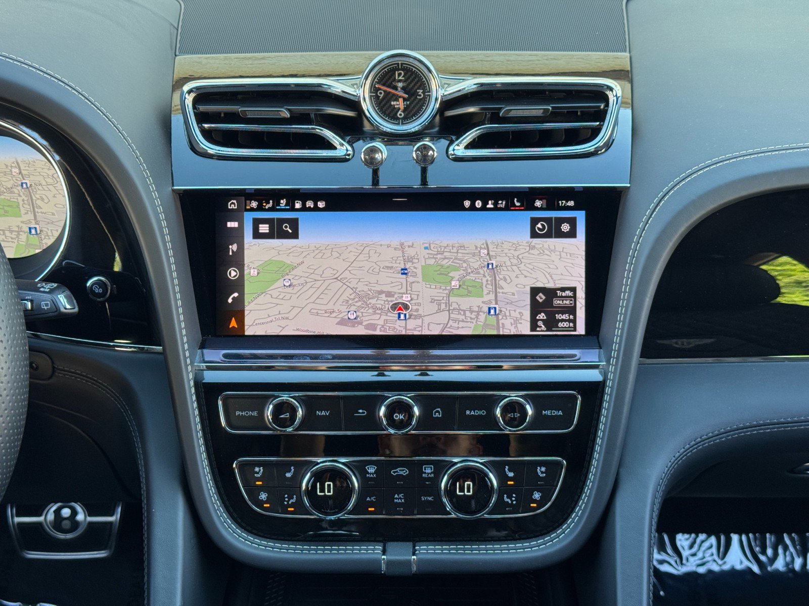 Used 2022 Bentley Bentayga AWD/4WD image 25