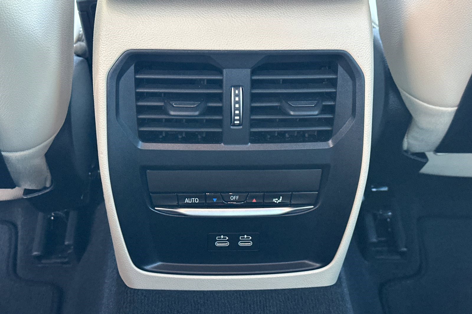 Used 2025 BMW 330i Sedan w/ Premium Package image 16