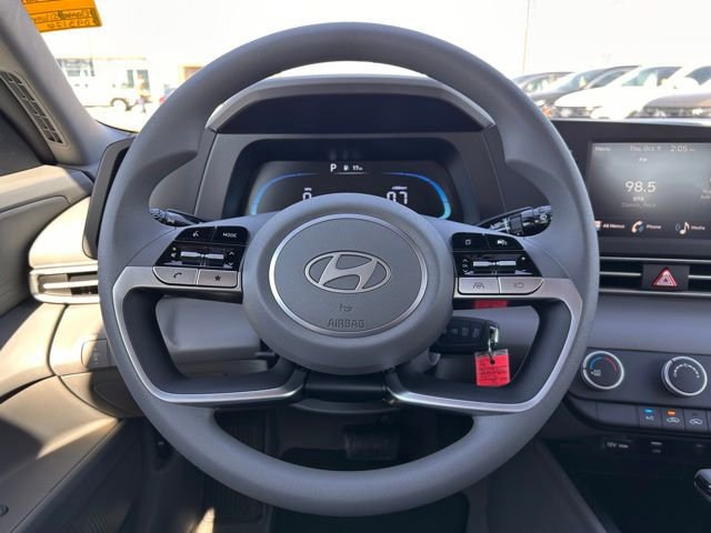 Used 2025 Hyundai Elantra SE image 16