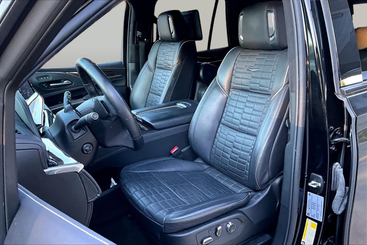 Used 2024 Cadillac Escalade Sport Platinum w/ LPO, ONYX Package AWD/4WD image 8