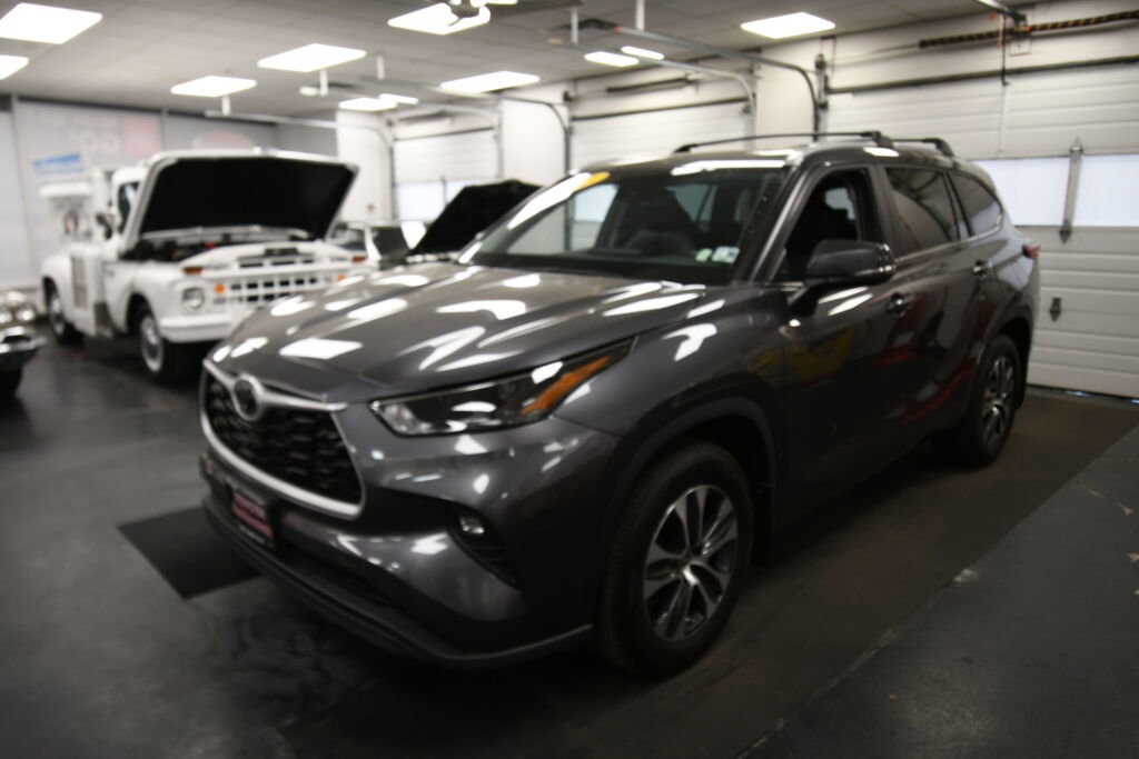 Used 2023 Toyota Highlander XLE image 4