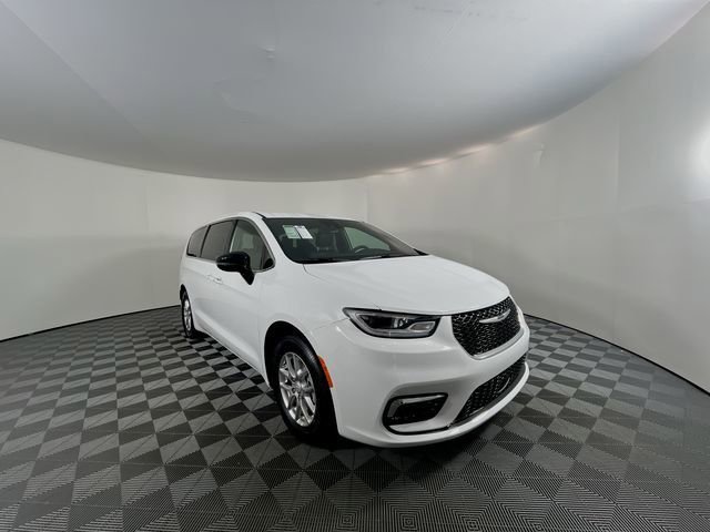 New 2026 Chrysler Pacifica Select image 2