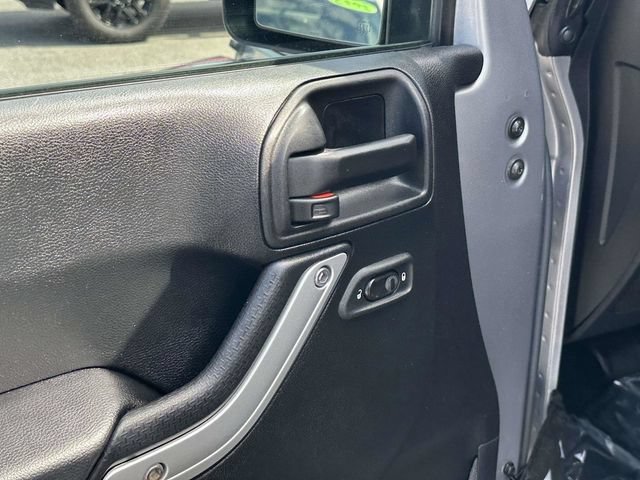 Used 2017 Jeep Wrangler Sahara w/ Connectivity Group AWD/4WD image 15