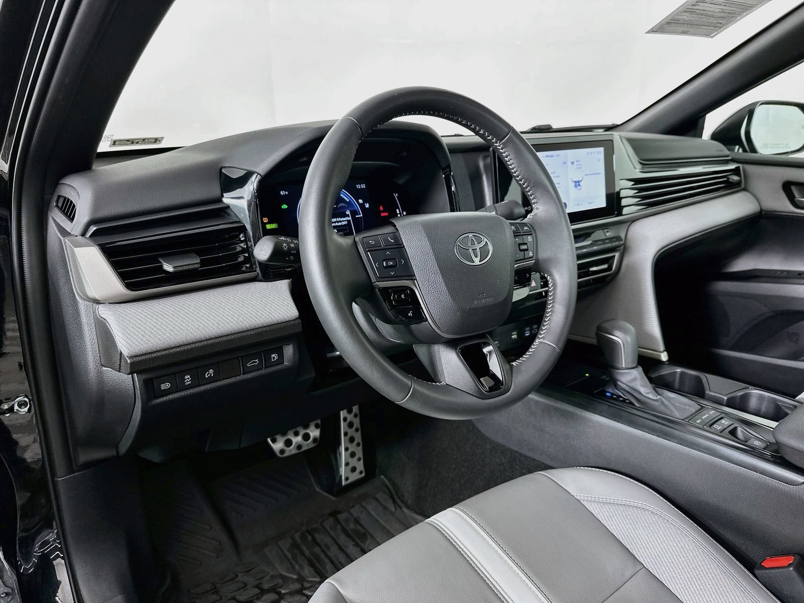Used 2025 Toyota Camry SE FWD image 9