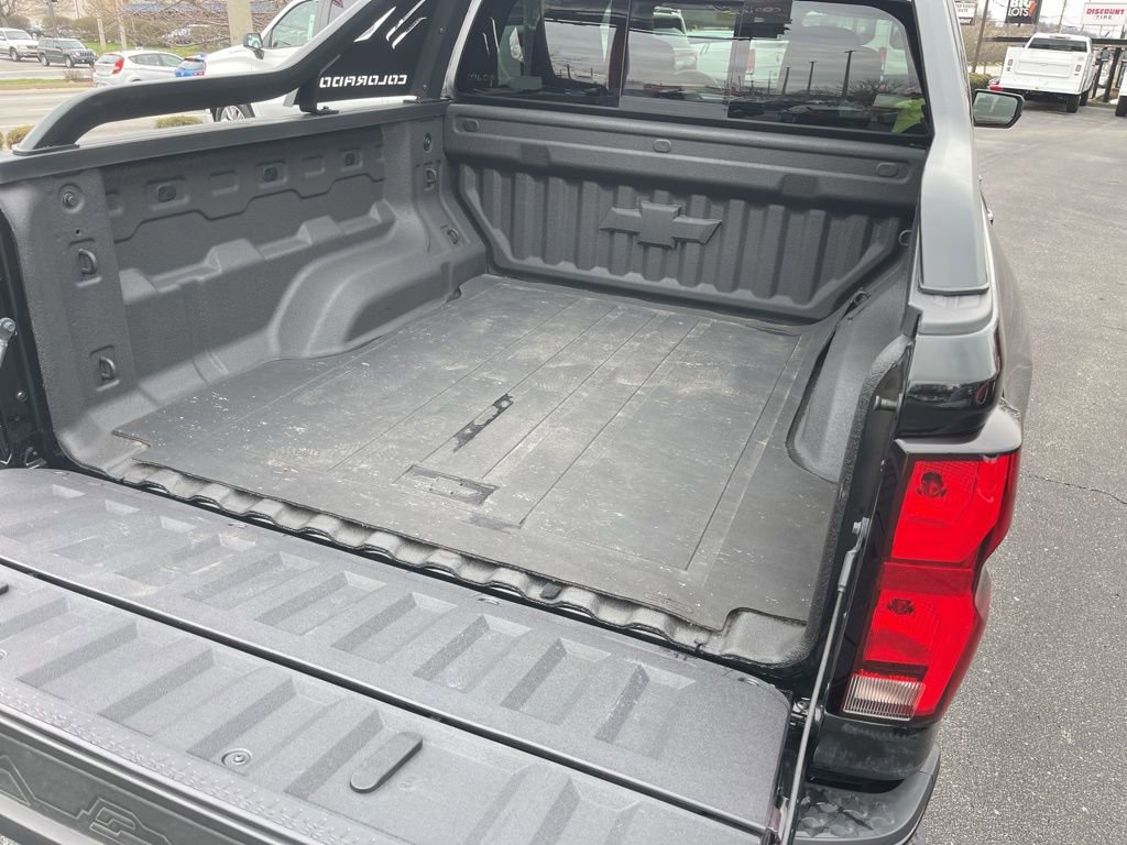 Used 2025 Chevrolet Colorado Z71 w/ Midnight Edition image 17
