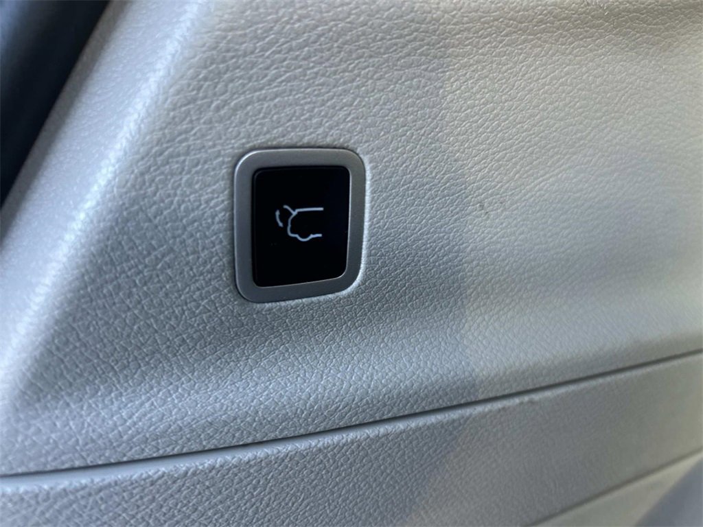 Used 2024 Chrysler Pacifica Touring-L image 14