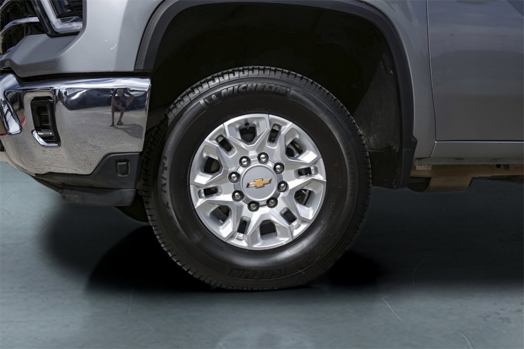 Used 2025 Chevrolet Silverado 2500 LTZ image 4