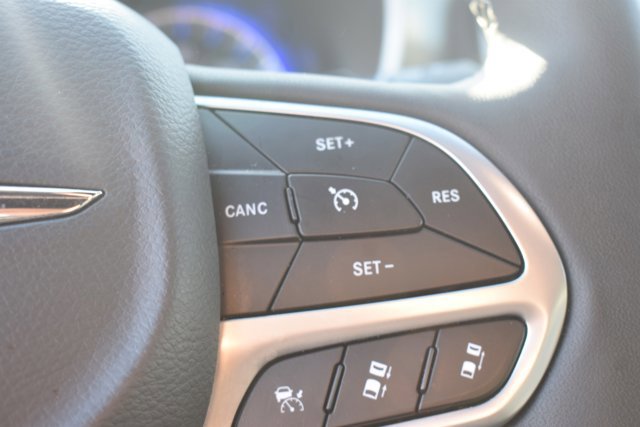 Used 2025 Chrysler Pacifica Select image 22