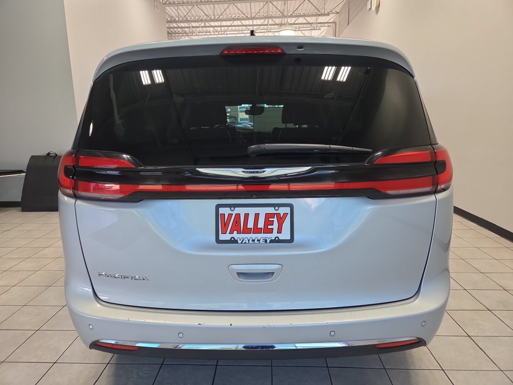 Used 2023 Chrysler Pacifica Touring-L FWD image 10