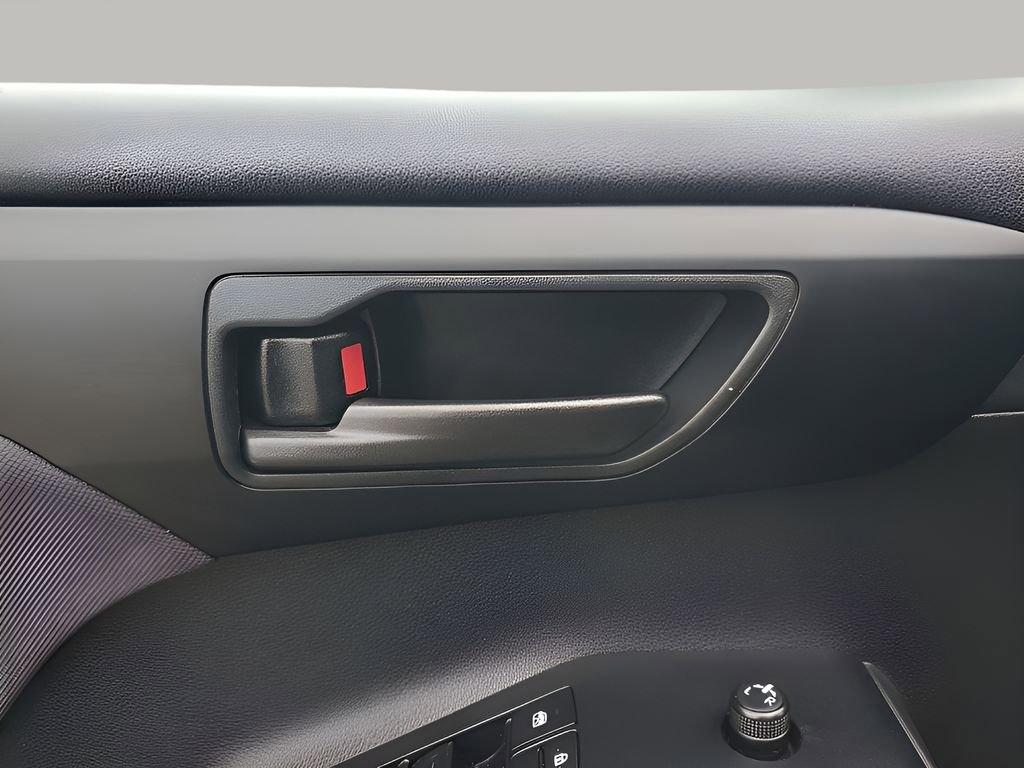 Used 2025 Toyota Highlander LE image 28