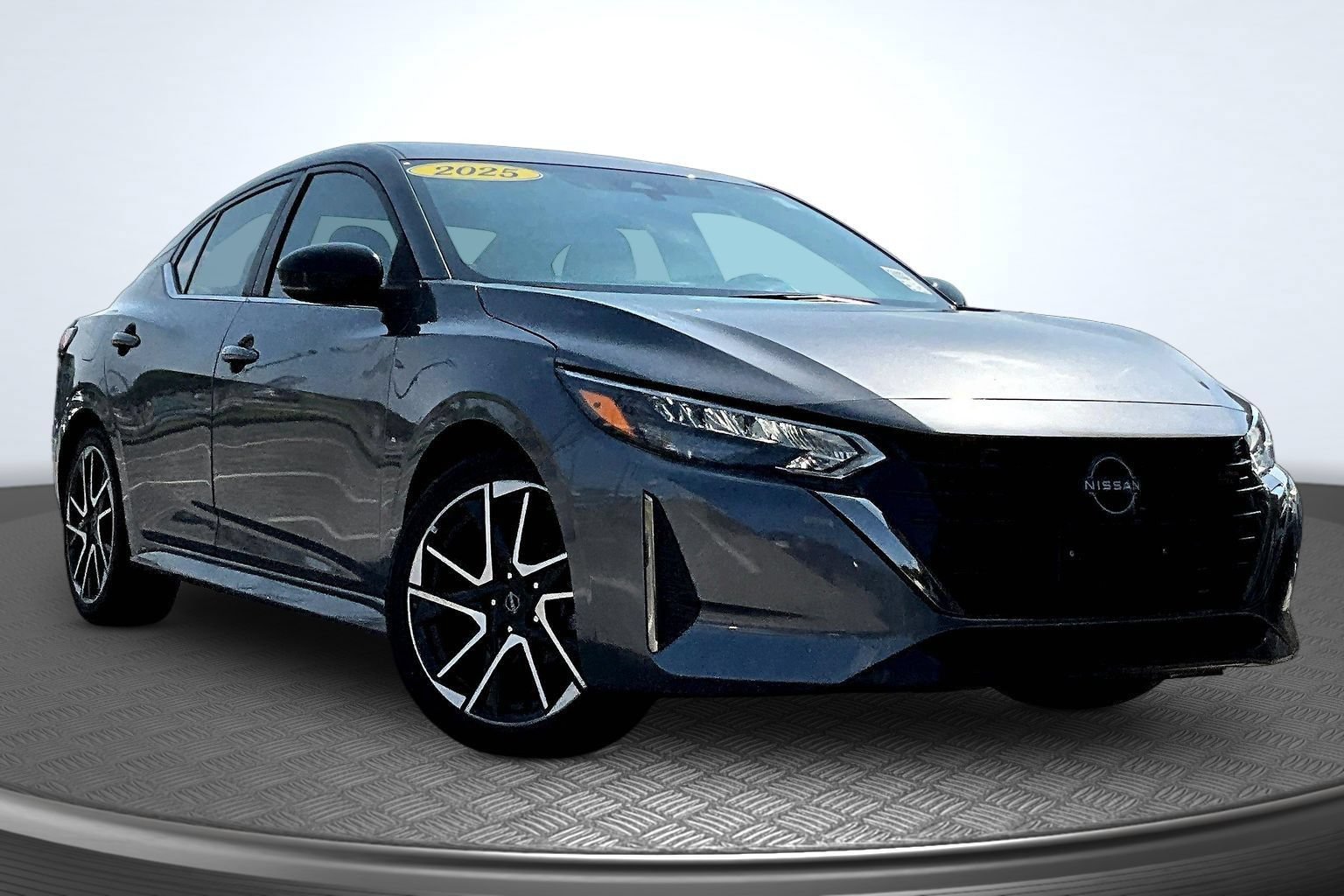 Used 2025 Nissan Sentra SR FWD image 2