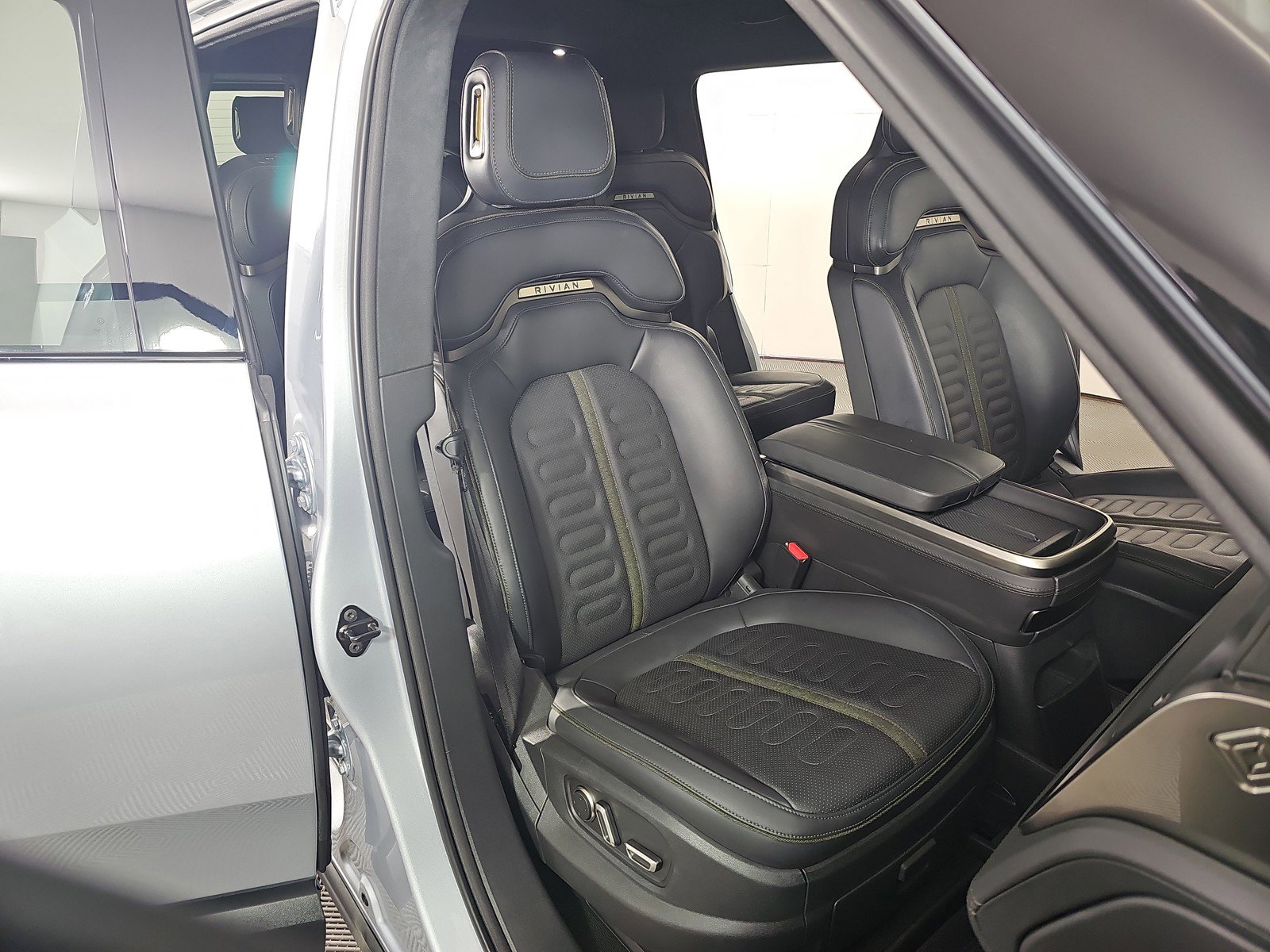 Used 2025 Rivian R1S Adventure AWD/4WD image 24