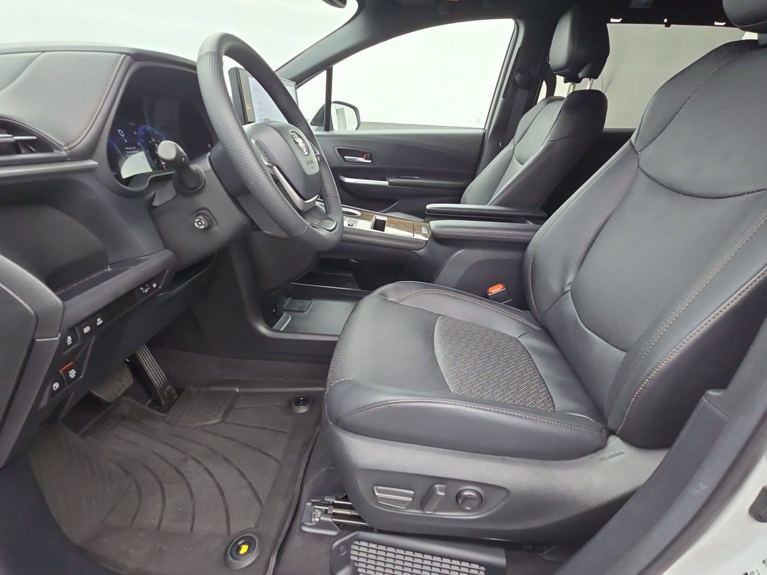 Certified 2025 Toyota Sienna Limited FWD image 15