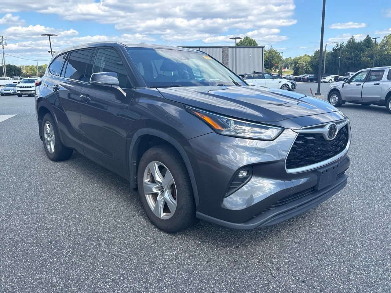 Used 2022 Toyota Highlander LE AWD/4WD image 8