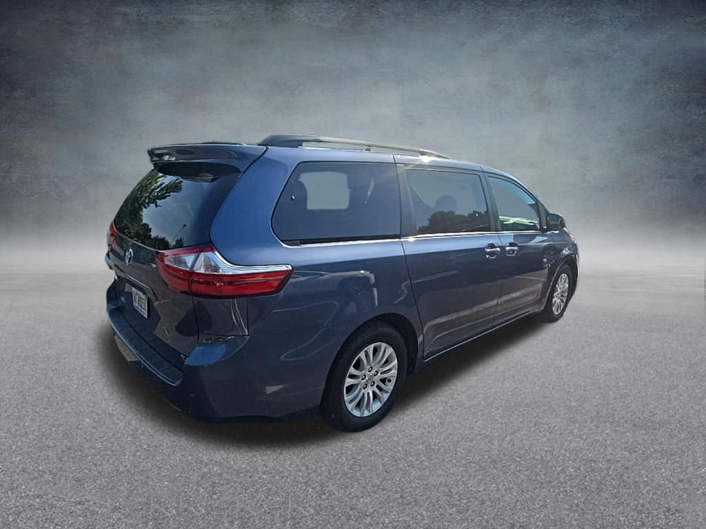 Used 2017 Toyota Sienna XLE Premium FWD image 5