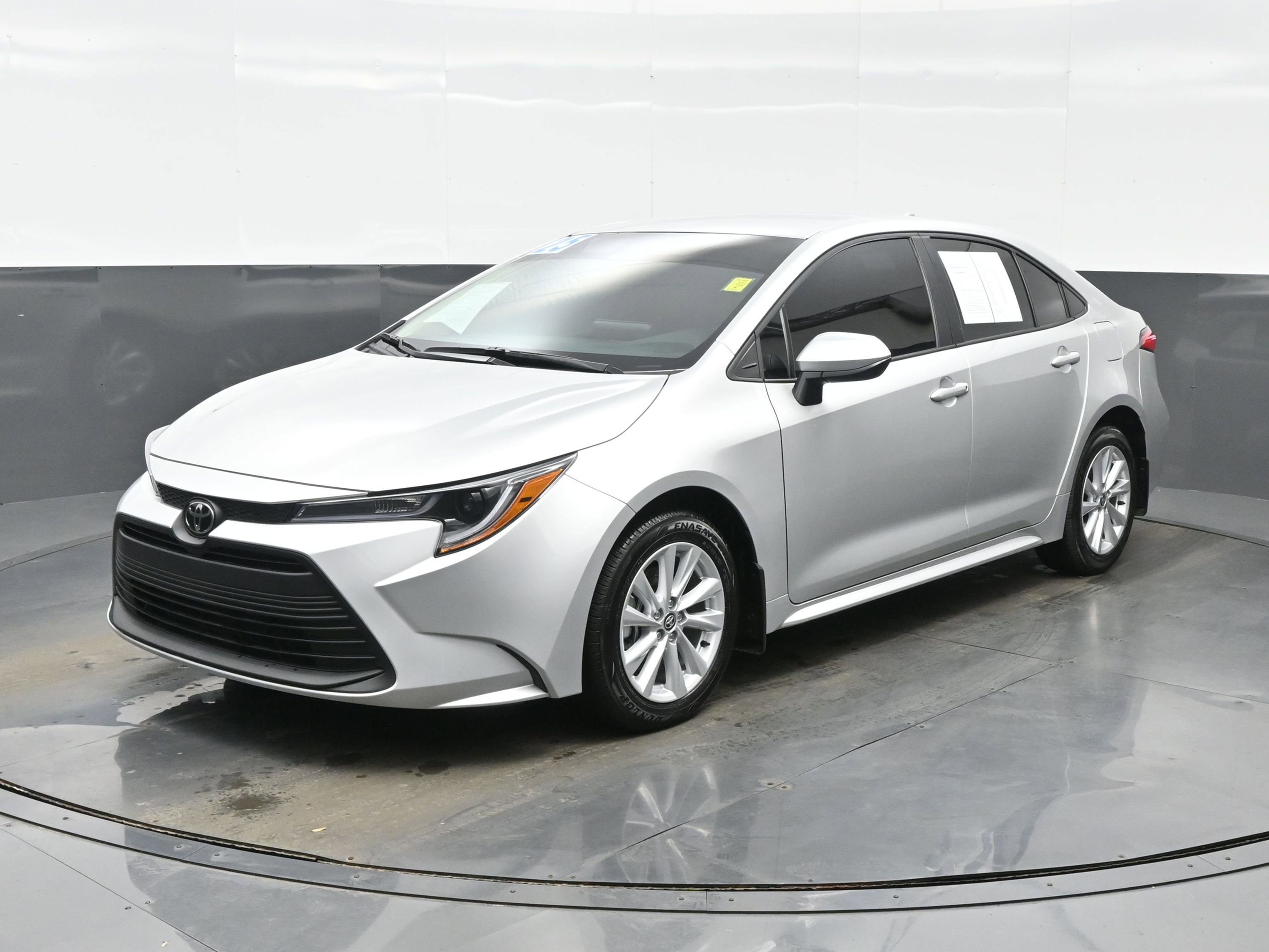 Used 2025 Toyota Corolla LE w/ LE Premium Package image 2