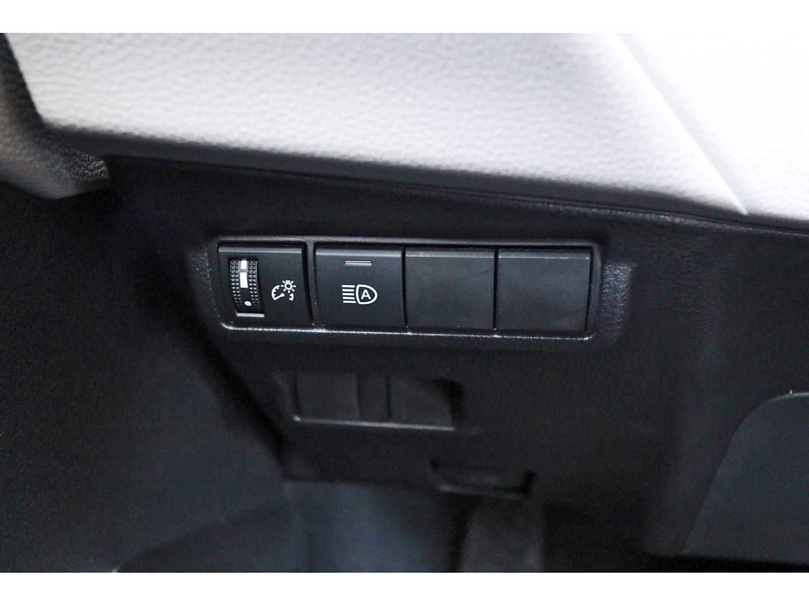 Used 2025 Toyota Corolla Cross L image 19