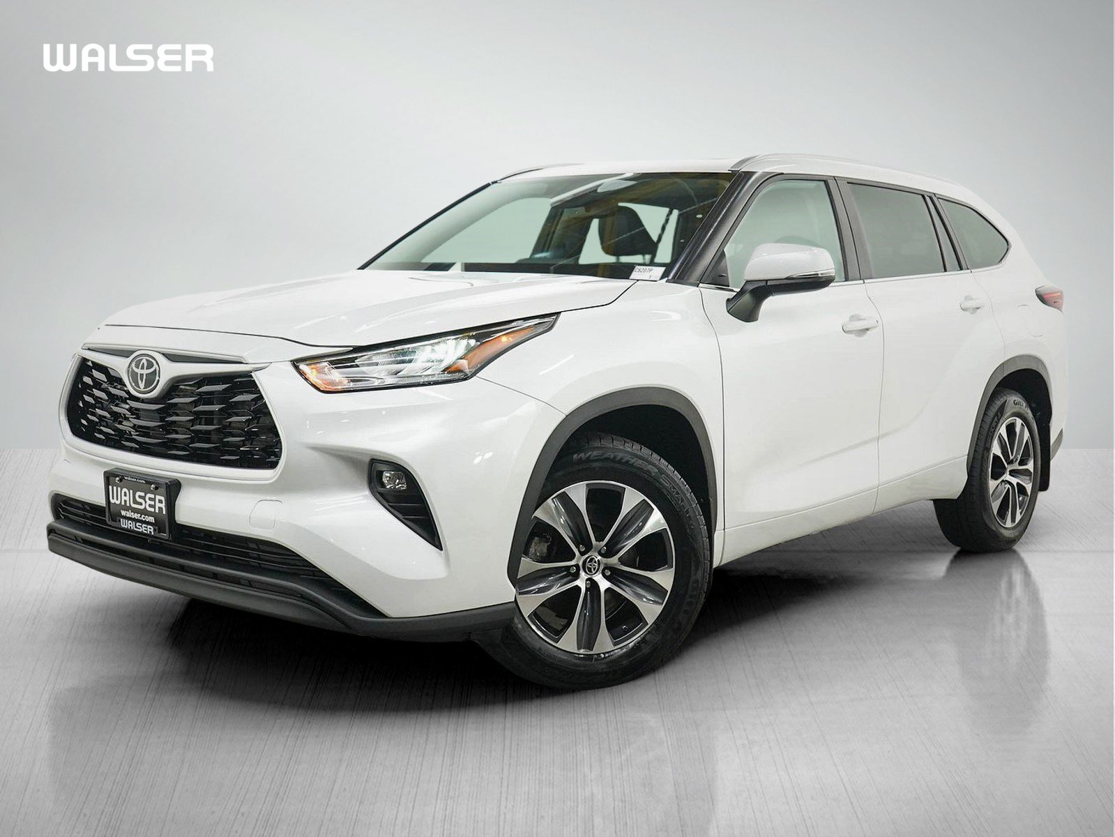 Used 2024 Toyota Highlander XLE AWD/4WD image 1