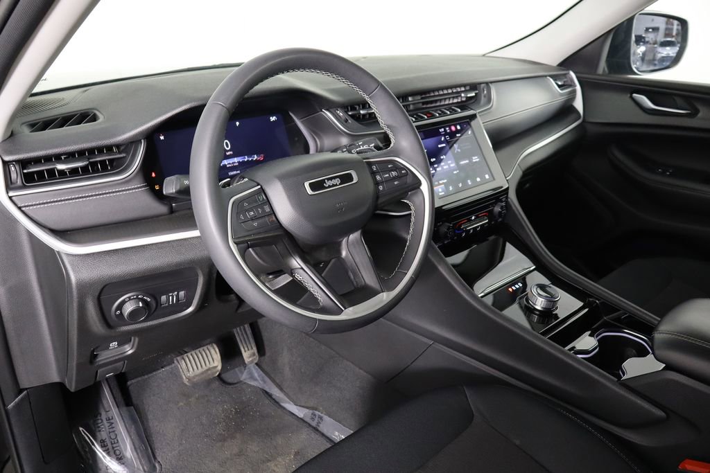 Used 2023 Jeep Grand Cherokee Laredo AWD/4WD image 25