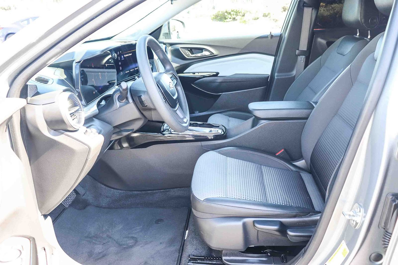 Used 2025 Chevrolet Trax LT FWD image 22