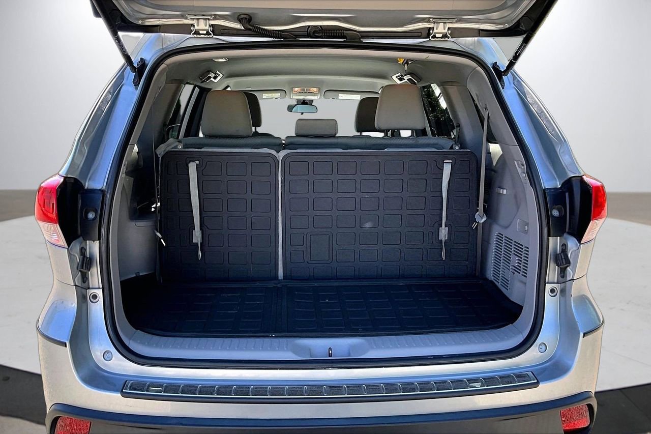 Used 2019 Toyota Highlander LE w/ Protection Package #3 image 25