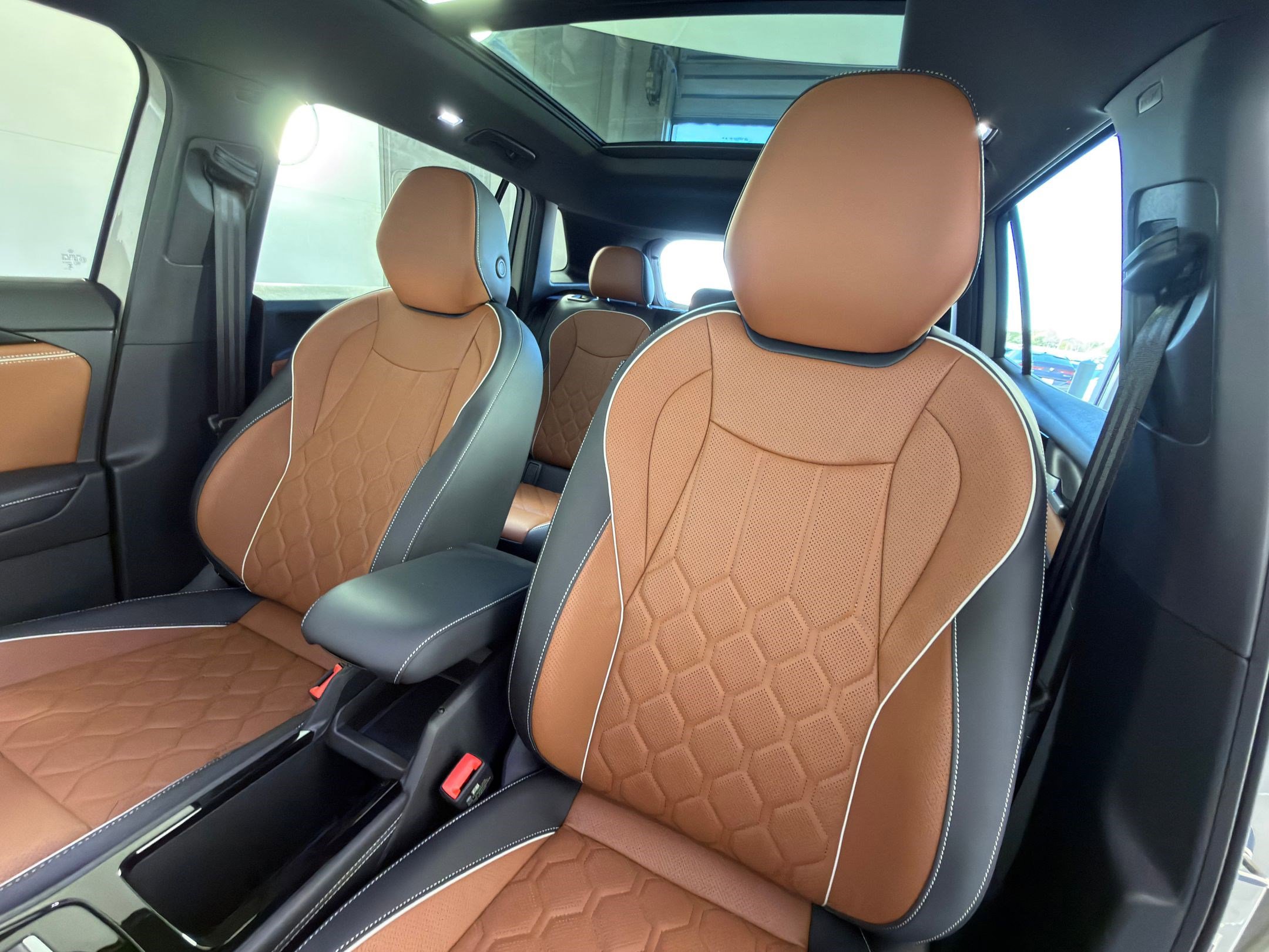 Used 2025 Volkswagen Tiguan SEL R-Line image 28