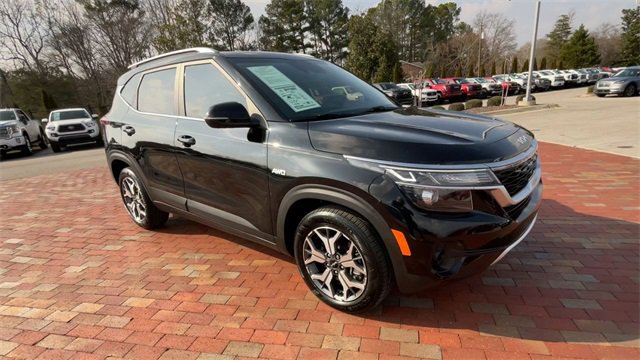 Used 2023 Kia Seltos EX image 3