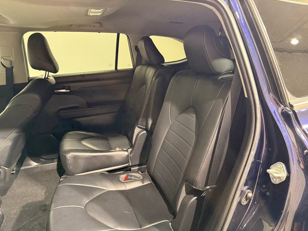 Used 2023 Toyota Highlander XLE AWD/4WD image 21