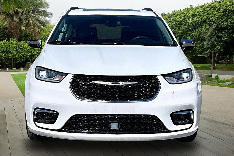 Used 2023 Chrysler Pacifica Limited image 3