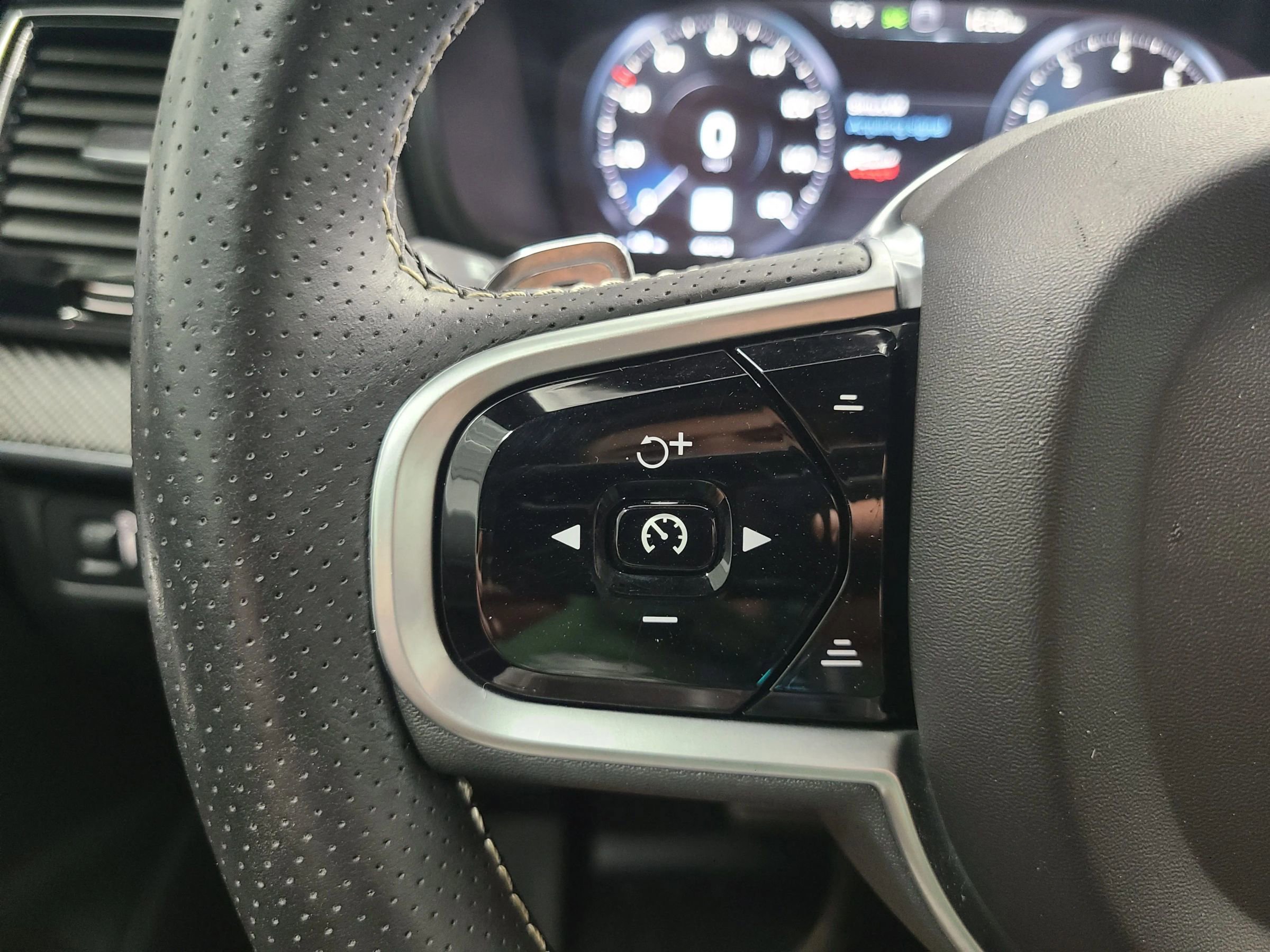 Used 2019 Volvo XC90 T5 R-Design w/ Protection Package AWD/4WD image 31
