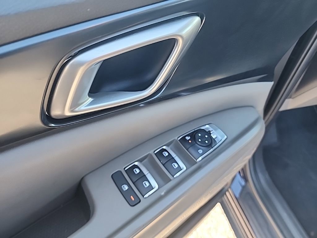 Used 2025 Kia Carnival image 24