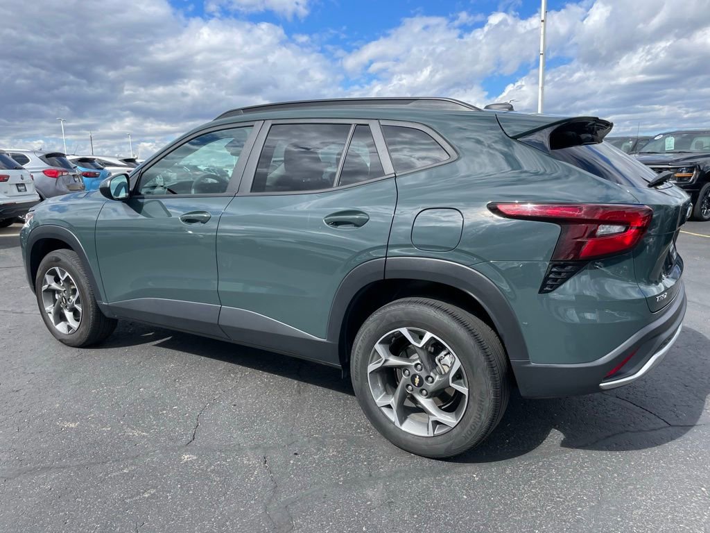 Used 2025 Chevrolet Trax LT FWD image 6