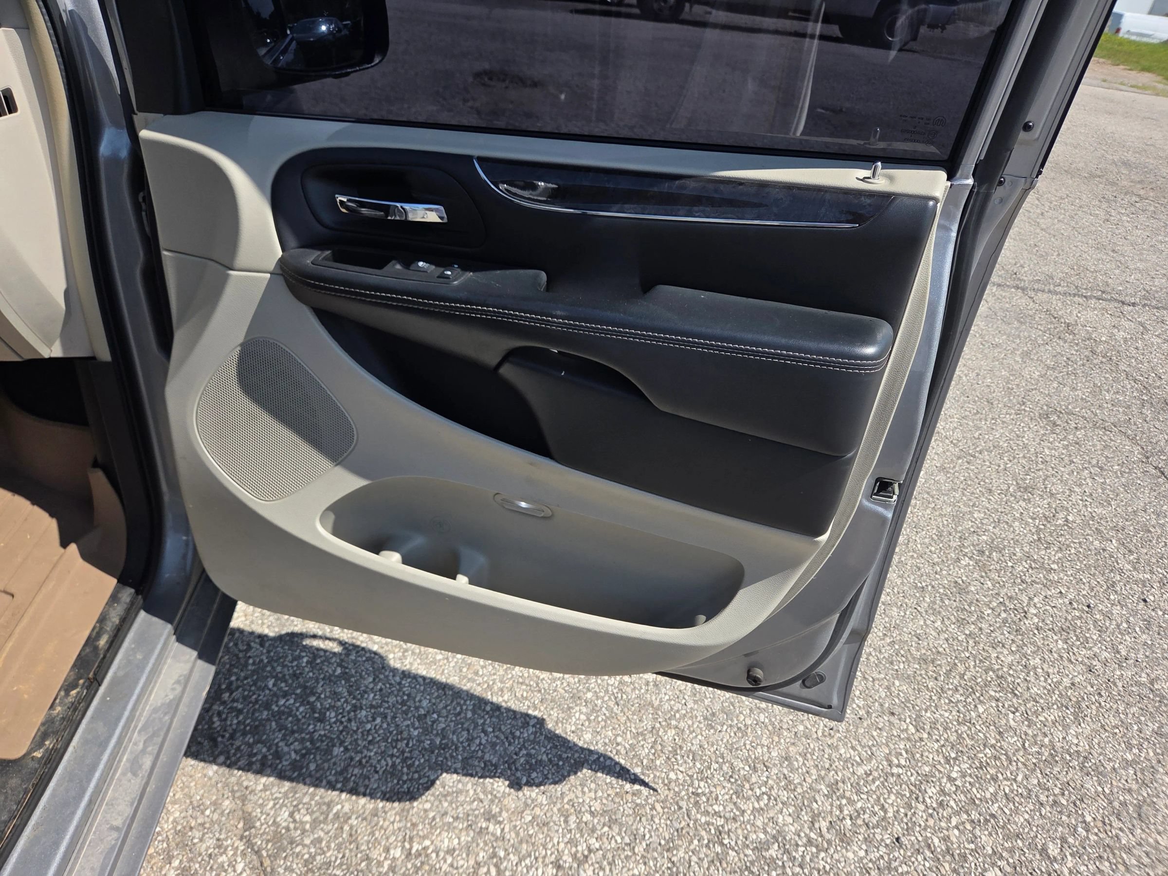 Used 2014 Chrysler Town & Country Touring-L FWD image 21