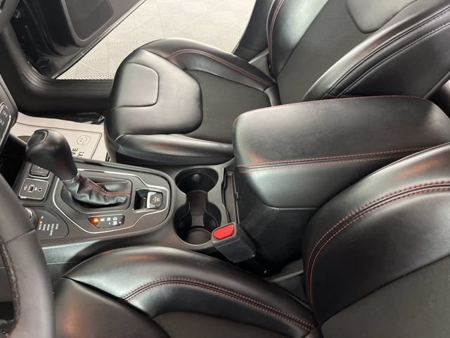 Used 2022 Jeep Cherokee Trailhawk w/ Comfort/Convenience Group AWD/4WD image 31
