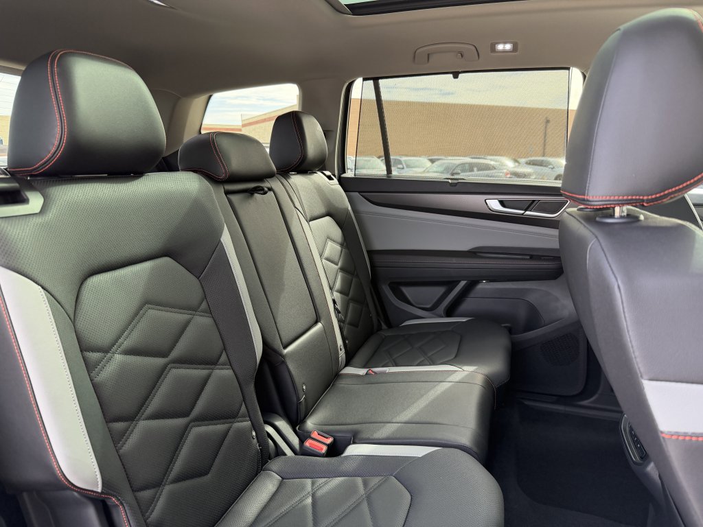 Used 2025 Volkswagen Atlas Peak Edition SE AWD/4WD image 41