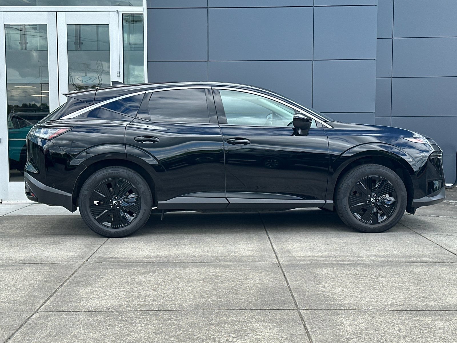 Used 2025 Nissan Murano SV AWD/4WD image 2
