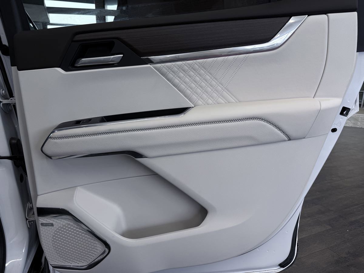 Used 2024 GMC Acadia Denali FWD image 33