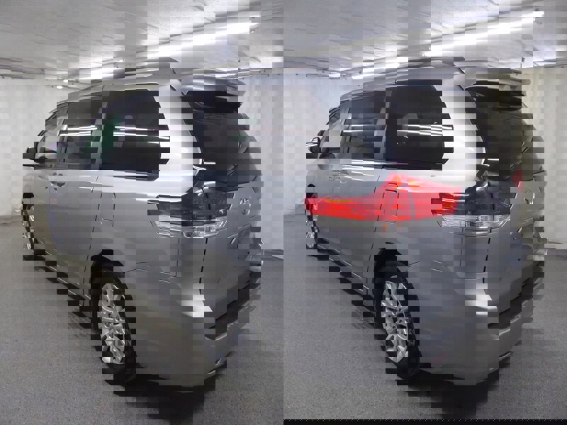 Used 2013 Toyota Sienna XLE image 5