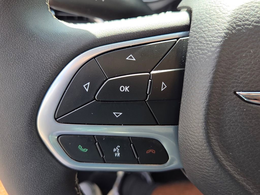 Used 2024 Chrysler Pacifica Touring-L FWD image 25